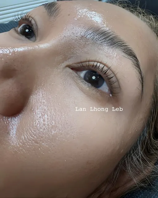 ต่อขนตาลุคธรรมชาติ