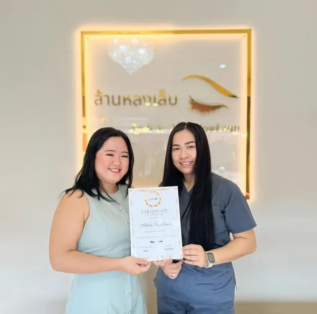 นักเรียนรับใบประกาศ