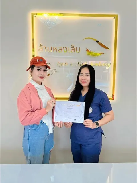 นักเรียนรับใบประกาศ