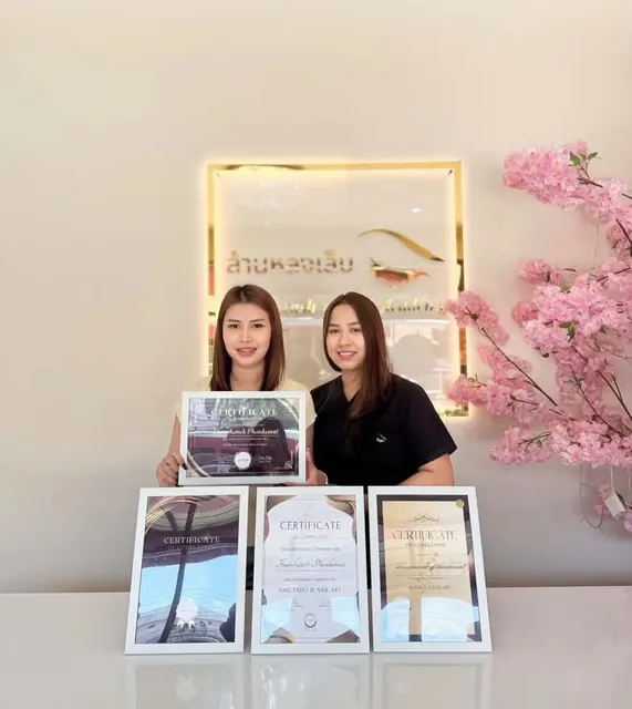 นักเรียนรับใบประกาศ