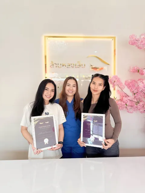 นักเรียนรับใบประกาศ