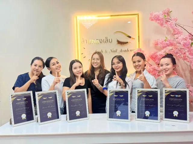 นักเรียนรับใบประกาศนียบัตร